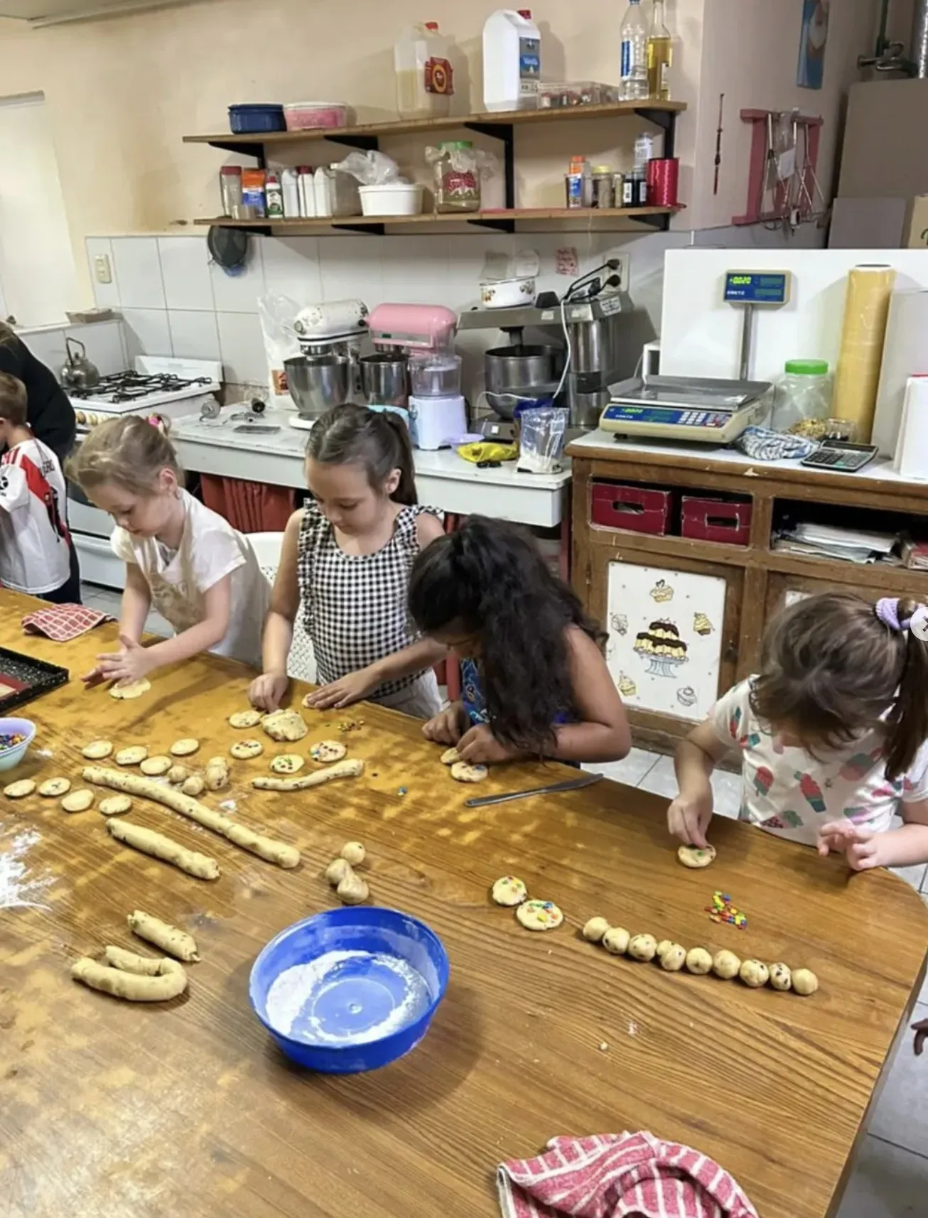 Chicos de Atlantis cocinando juntos