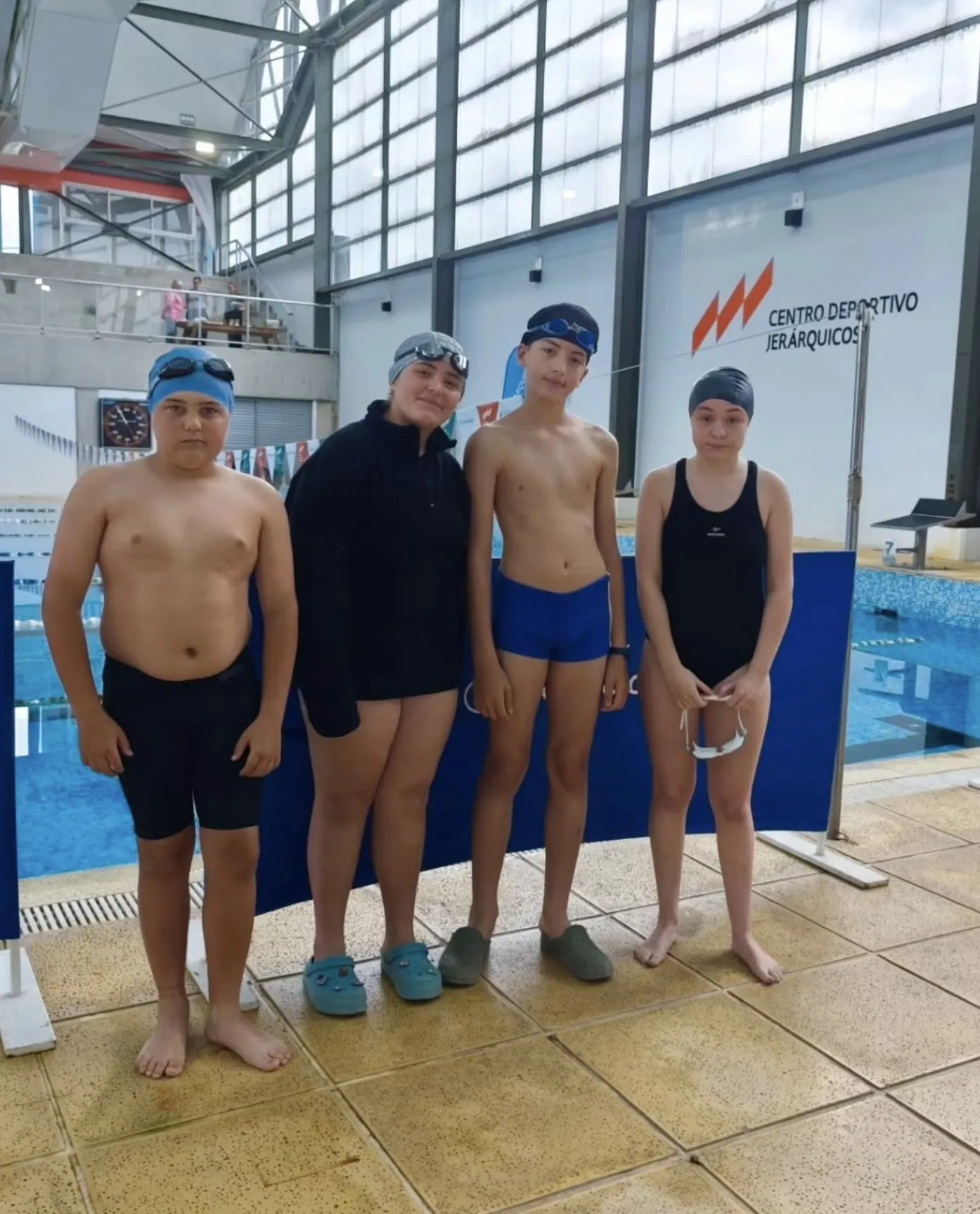 Nadadores de Atlantis en un natatorio antes de competir