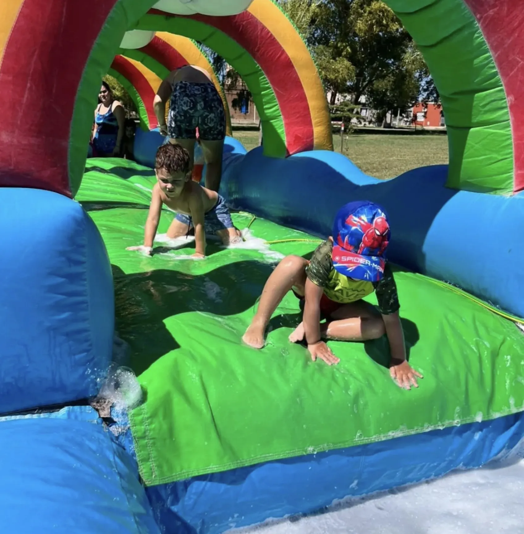 Chicos de la colonia en un inflable con forma de túnel