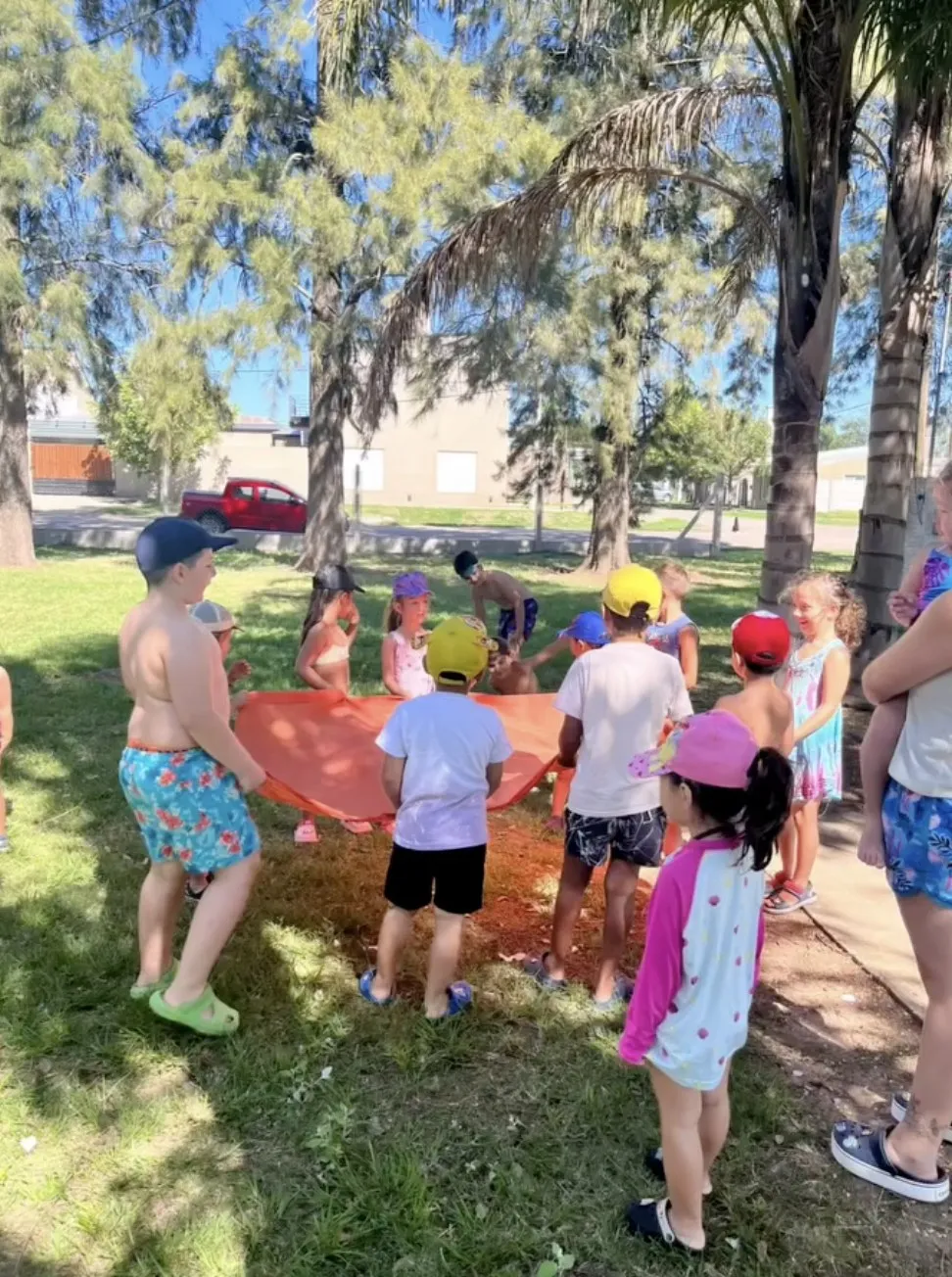 Chicos de Atlantis jugando en el parque