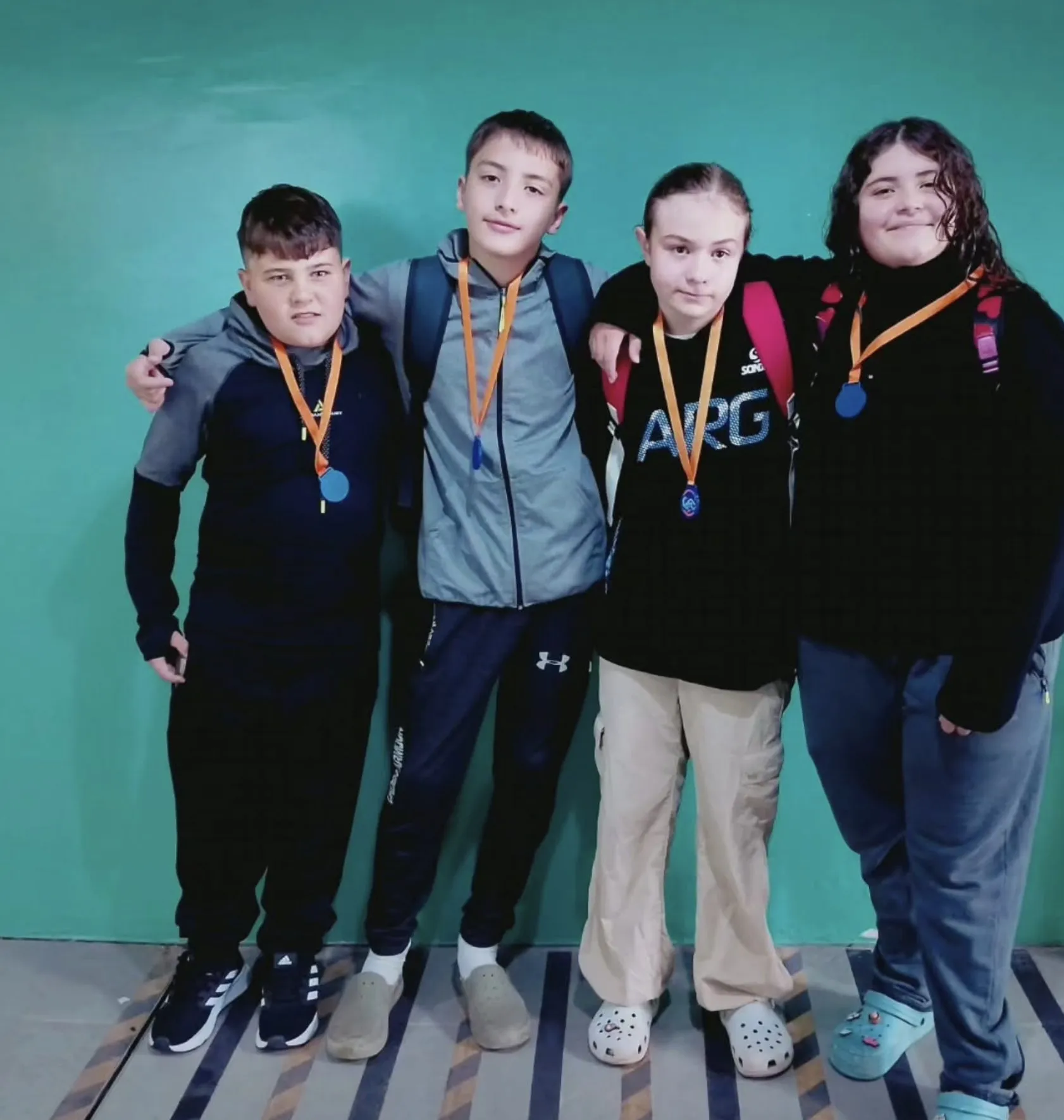Nadadores de Atlantis con sus medallas